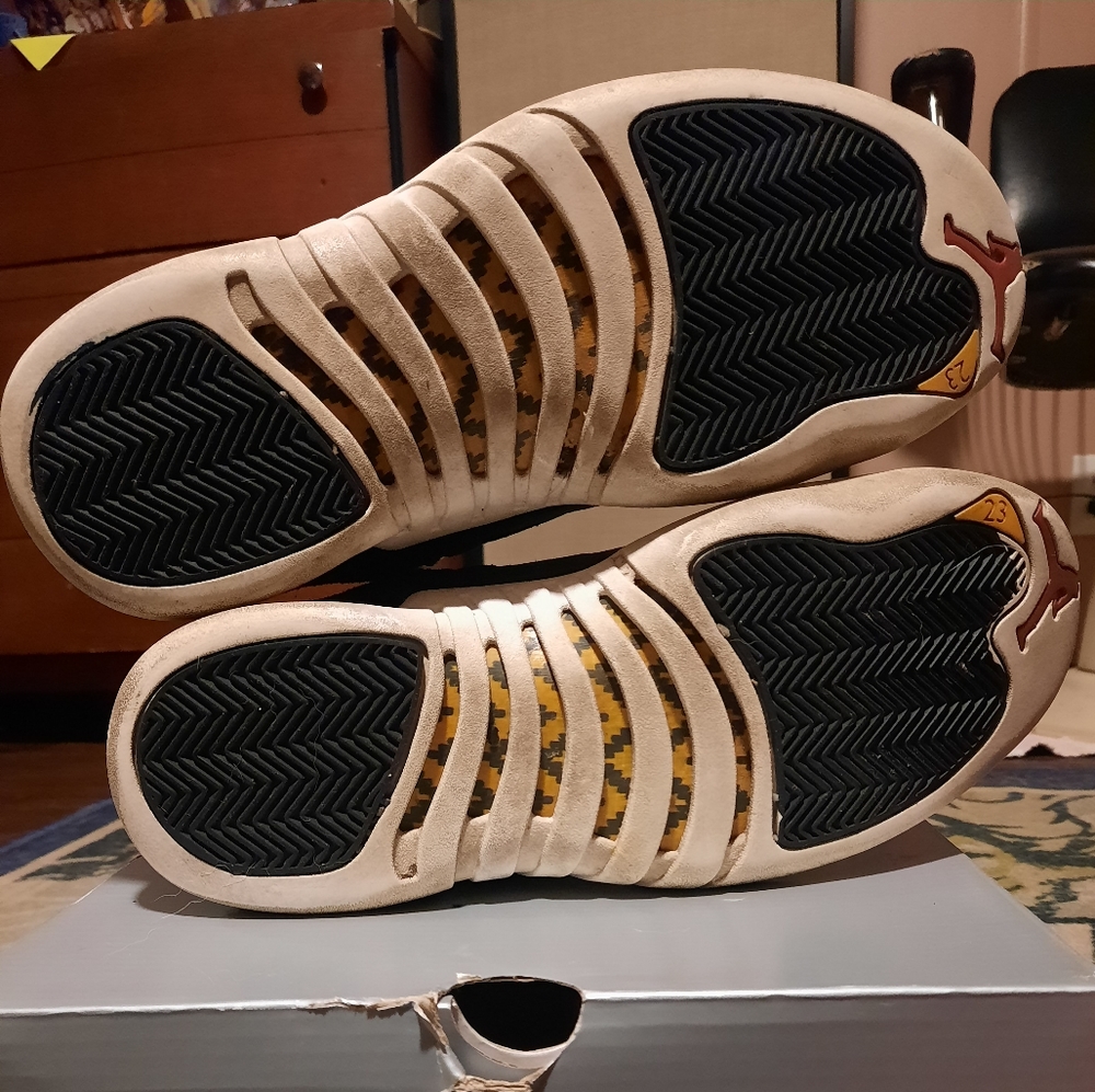 Jordan 12 Reverse Taxis - Picture 3 of 4
